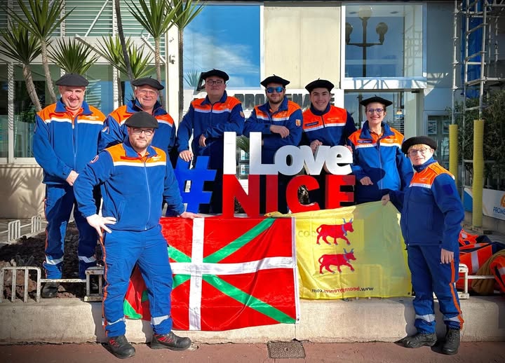 alt = bénévoles heureux d'être au Carnaval de Nice 2024